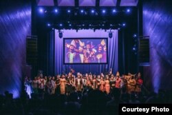 Para musisi dan pendukung konser "Legenda" mendapat sambutan meriah dan standing ovation di akhir konser, di Boston, 2 Oktober 2019. (Foto: Caroline Aurelia, Elaine Tantra, Rachelle Alfina)