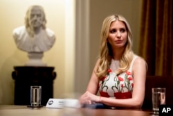美国总统川普的女儿伊万卡2018年7月17日在白宫内阁室出席会议。