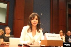 世界小姐加拿大冠军林耶凡在国会作证 (美国之音杨晨拍摄)