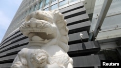 北京金融街一家银行外的一尊雄狮石雕。（2021年7月9日）