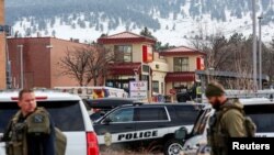 美国科罗拉多州博尔德市(Boulder)一个超市2021年3月22日发生枪击事件10人丧生（路透社）
