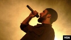 Cyrus McGoldrick, rapper Muslim Amerika keturunan Iran, yang lebih dikenal dengan nama panggung Raskol Khan.