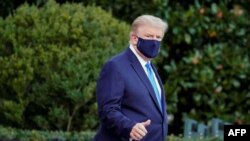 特朗普总统登上海军陆战一号直升机前往沃尔特-里德军事医疗中心前像记者竖起大拇指。（法新社照片）