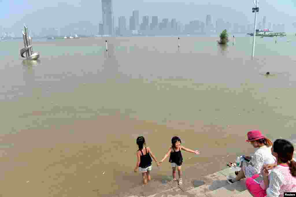 湖北武汉,长江涨水,水漫河岸(2017年7月3日)