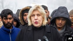 Okružena migrantima, Dunja Mijatović, komesarka Saveta Evrope za ljudska prava obraća se medijima u izbegličkom kampu Vučjak, u Bosni i Hercegovini, 3. decembra 2019. 