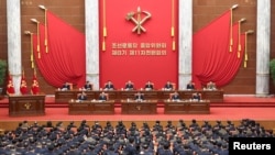 북한 대외관영 ‘조선중앙통신’과 노동당 기관지 ‘노동신문’은 노동당 중앙위 제8기 11차 전원회의 확대회의가 김정은 국무위원장이 참석한 가운데 지난 23∼27일 열렸다고 29일 보도했다.