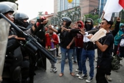 Para pengunjuk rasa berdebat dengan petugas polisi saat melakukan protes terhadap UU Cipta Kerja yang kontroversial di Jakarta, 8 Oktober 2020. (Foto: REUTERS/Willy Kurniawan)