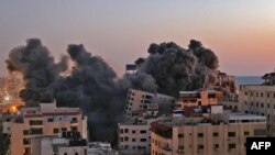 Asap mengepul dari serangan udara Israel di kompleks Hanadi di Kota Gaza, yang dikendalikan oleh gerakan Hamas Palestina, pada 11 Mei 2021. (Foto: AFP/Mohammed Abed)