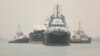 Kapal-kapal kargo di Terusan Suez, Mesir (foto: dok). Banyak perusahaan pelayaran kini menghindari Terusan Suez akibat serangan Houthi di Laut Merah. 