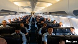 澳大利亚联邦警察部队成员2023年11月8日乘飞机前往所罗门群岛为太平洋运动会维安。（澳大利亚联邦警察部队照片。）