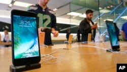 Apple iPhone 7 dipamerkan di sebuah toko Apple di Grove, Los Angeles, California, 16 September 2016.