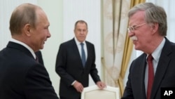 俄罗斯总统普京与美国国家安全顾问博尔顿今年6月在克里姆林宫会面。