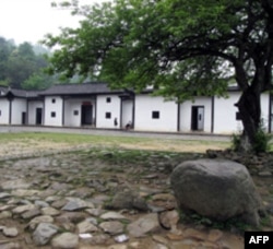 井岗山毛旧居外的大石头，由于毛过去常坐在上面读书而被称为“龙椅”