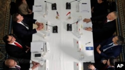 2019年2月21日美中贸易谈判在白宫举行。左边从上至下为美国贸易代表莱特希泽、美国财长姆努钦和白宫首席经济顾问库德洛。右边从上至下为中国副总理刘鹤、中国央行行长易纲和中国财政部副部长廖岷。