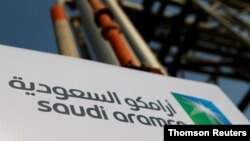 Logo Saudi Aramco terpampang di fasilitas minyak di Abqaiq. (Foto: Reuters)