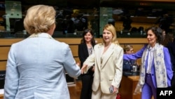 Potpredsednica ukrajinske vlade Olga Stefanišina, u sredini, rukuje se sa hrvatskim državnim sekretarom za evropska pitanja Andrejom Metelko Zgombić pre početka razgovora o pridruživanju Ukrajine EU u Luksemburgu 25. juna 2024. (Foto: Jean-Christophe Verhaegen / AFP)