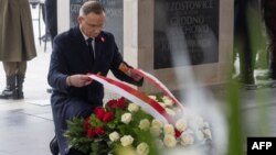 Poljski predsednik Andžej Duda polaže venac cveća na Grob Neznanog vojnika tokom svečanosti povodom Dana nezavisnosti Poljske, 11. novembra 2024. godine, u Varšavi.