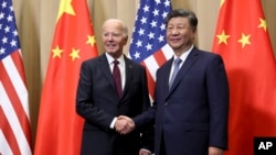 Presiden Joe Biden berjabat tangan dengan Presiden China Xi Jinping sebelum pertemuan bilateral, Sabtu, 16 November 2024, di Lima, Peru. (Leah Millis/Pool Photo via AP)