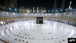 Umat Muslim melaksanakan shalat Tarawih malam selama bulan puasa Ramadhan di sekitar Ka'bah di kompleks Masjidil Haram di kota suci Mekah, pada 13 April 2021. (Foto: AFP)