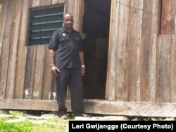 Leri Gwijangge menemukan rumah-rumah warga rusak pintunya dan ditinggal penghuninya di Mapenduma, Kabupaten Nduga, Provinsi Papua, Desember 2018. (Courtesy Photo: Leri Gwijangge)