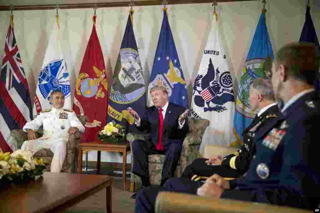 在夏威夷的美军太平洋司令部,美国总统川普参加简报会,也与美军太平洋司令部司令哈里·哈里斯上将(左)会晤(2017年11月3日)。川普上任后不久就宣布推行强军计划,以维护美国的国家安全和利益。他在首次出访亚太地区的第一站先访问代表美国在亚太地区军事实力的太平洋司令部,被认为具有重要的象征意义。