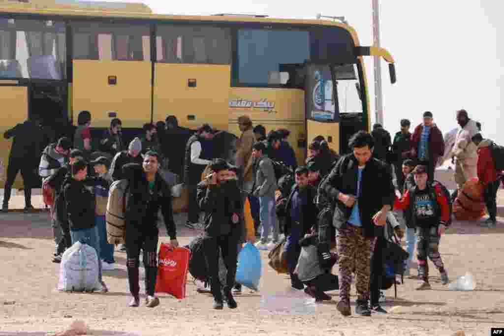 له ایران څخه افغانستان ته یو شمېر شړل شوي افغان کډوال