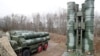 Sistem pertahanan misil Rusia S-400 di pangkalan militer di luar kota Gvardeysk, dekat Kaliningrad, Rusia, 11 Maret 2019. (Foto: dok).