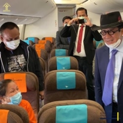 Menteri Hukum dan HAM Yasonna Laoly bersama Maria Pauline Lumowa dalam penerbangan kembali ke Indonesia. (Foto: Kemenkumham)