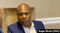 Martin Fayulu azali koyanola mituna ya VOA Lingala na Washington DC, 4 juillet 2020. (VOA/Roger Muntu)