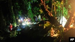 Tim SAR di lokasi bis yang jatuh dan menewaskan setidaknya 49 orang, menurut sekretaris keamanan negara bagian Santa Catarina, dekat kota Joinville, Brazil, 14 Maret 2015. 