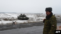 2015年1月29日乌克兰东部一名亲俄分裂主义士兵在一处检查站站岗。