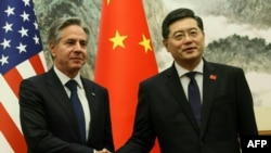 资料照片：2023年6月18日，访问中国的美国国务卿布林肯在北京钓鱼台国宾馆与时任中国外长秦刚握手。