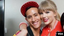 Anthony Ginandjar (kiri), koreografer kelas dunia keturunan Indonesia bersama penyanyi AS, Taylor Swift. (Foto courtesy: The Squared Division).