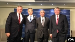 新加坡驻美大使米尔普里（右二） (美国之音莉雅拍摄)