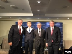 澳大利亚、韩国、新加坡驻美大使与澳大利亚前总理陆克文（从左至右）给穿普建言 (美国之音莉雅拍摄)