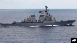USS John S. McCain, kapal perusak milik AS, yang berlayar melalui pulau artifisial yang dibangun China sebagai bagian dari operasi kebebasan navigasi di Laut China Selatan yang disengketakan (foto: AP Photo/Na Son Nguyen, Arsip)