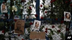 រូប​របស់​លោក George Floyd បុរស​ជនជាតិ​ស្បែកខ្មៅ​ដែល​បាន​ស្លាប់​ក្រោយ​ប៉ូលិស​ចាប់​ខ្លួន​ក្នុង​ក្រុង Minneapolis ត្រូវ​បាន​គេ​ព្យួរ​ជាមួយ​នឹង​ផ្កា​កុលាប​​នៅ​លើ​របង​ដែក​មួយ​នៅ​ខាង​ក្រៅ​ស្ថានទូត​សហរដ្ឋអាមេរិក​ក្នុង​ក្រុង​ Mexico City ប្រទេស​ម៉ិកសិក កាល​ពី​ថ្ងៃ​ទី​៣០ ខែឧសភា ឆ្នាំ២០២០។