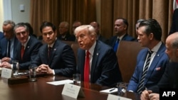 Le président américain Donald Trump lors d'une réunion du cabinet à la Maison Blanche à Washington, DC, le 26 février 2025. Il est entouré des secrétaires à la Santé Robert Kennedy, à l'Intérieur Doug Burgum, à la Défense Pete Hegseth et au Commerce Howard Lutnick.