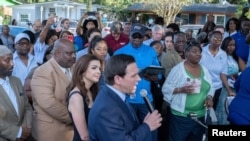 Guverner Floride Ron Desantis goovri na bdenju u Džeksonvilu, 27. avgusta 2023. (Foto: Rojters/Malcom Jackson)