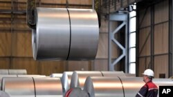 Seorang pekerja di pabrik baja Thyssenkrupp di Duisburg, Jerman, 27 April 2018.