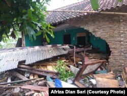 Rumah warga Banding, Rajabasa, Lampung Selatan rusak diterjang tsunami. (foto: Courtesy Afriza Dian Sari)