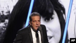 Glenn Frey saat memberikan sambutan dalam acara penganugerahan Rock and Roll Hall of Fame 2014 di New York, 10 April 2014 (Foto: dok).