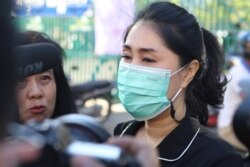 រូបឯកសារ៖ អ្នកស្រី Sitanun Satsaksit ដែល​ជា​បងស្រី​របស់​សកម្មជន​ថៃ​ដែល​បាត់ខ្លួន បង្ហាញ​មុខ​នៅ​តុលាការ​រាជធានី​ភ្នំពេញ នៅ​ថ្ងៃ​ទី៨ ខែ​ធ្នូ ឆ្នាំ​២០២០។