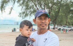 Lao Harry visits the beach with his family despite the COVID-19 pandemic, Preah Sihanoukville province, Cambodia, May 17, 2020. (Khan Sokummono/VOA Khmer)