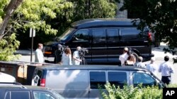 Para wartawan bersiap dengan peralatan mereka saat mobil van yang membawa kandidat capres dari Partai Demokrat, Hillary Clinton meninggalkan fasilitas FBI di White Plains, New York, seusai menerima pengarahan rahasia (27/8).