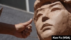 民主女神像的脸庞（美国之音国符拍摄）