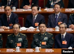 2013年3月16日，中国军队总参谋长房峰辉（前排左侧）和中国国防部长常万全（前排中间）在人大会议上。他们都是中央军委委员。