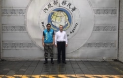 成水炎（右）在宜兰看守所前（温起锋提供）