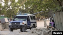 Ambulans milik kepolisian Somalia bergerak meninggalkan lokasi ledakan di dekat sebuah pusat pelatihan polisi di Mogadishu, Somalia, pada 17 Oktober 2024. (Foto: Reuters/Feisal Omar)
