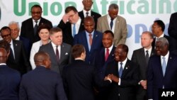 Président Denis Sassou N’Guesso (5e D), na masolo na bakokani w aye ya Côte d’Ivoire Alassane Ouattara (4e D), ya France Emmanuel Macron (C na se) na bakonzi basusu na Abidjan, 29 novembre 2017. 